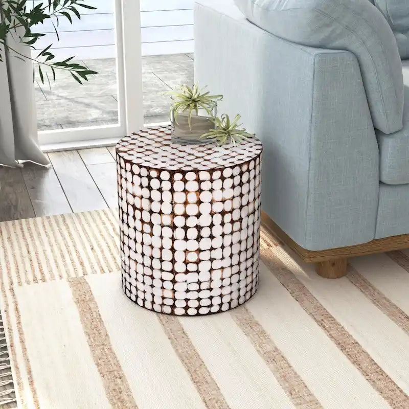 Mesa auxiliar redonda con mosaico de cáscara de coco de
