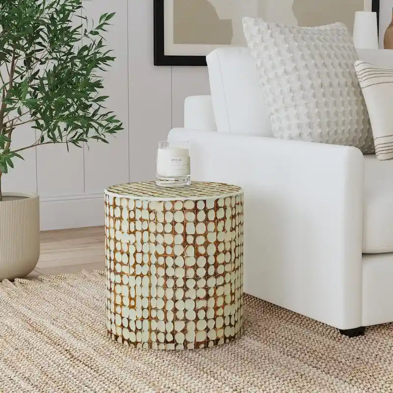 Mesa auxiliar redonda con mosaico de cáscara de coco de