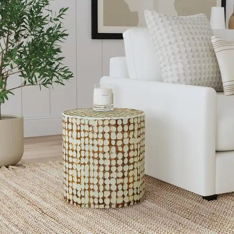 Mesa auxiliar redonda con mosaico de cáscara de coco de