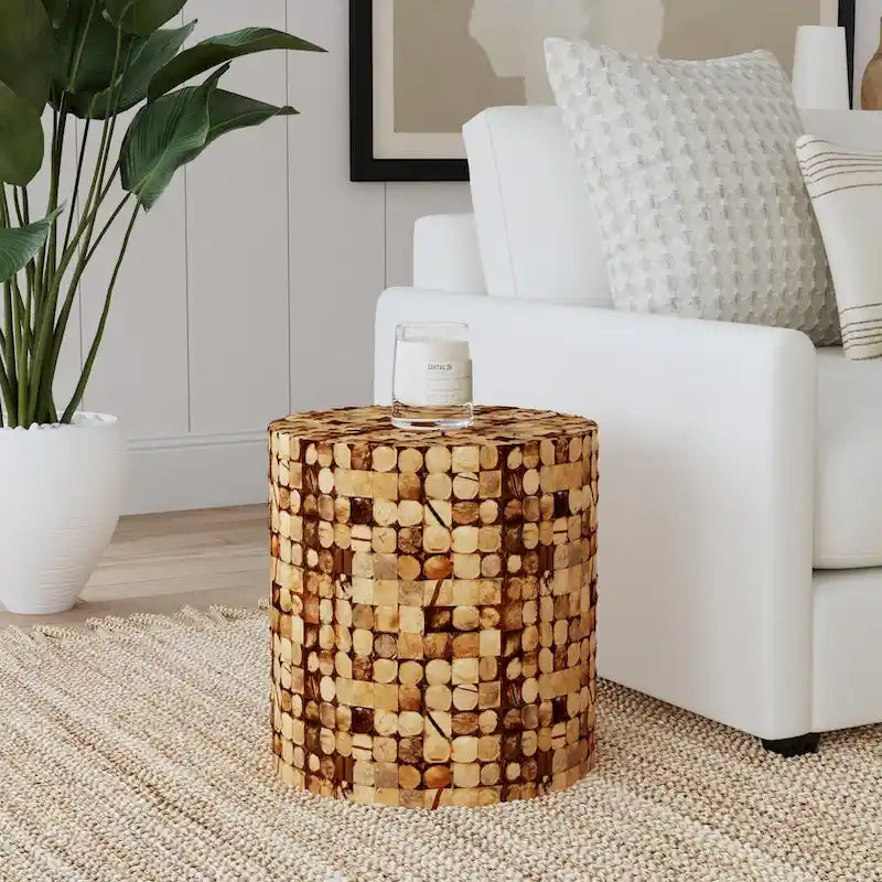 Mesa auxiliar redonda con mosaico de cáscara de coco de