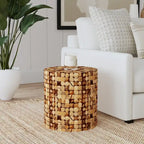Mesa auxiliar redonda con mosaico de cáscara de coco de