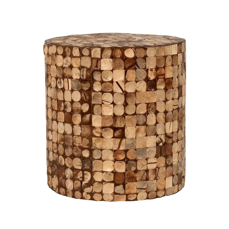 Mesa auxiliar redonda con mosaico de cáscara de coco de