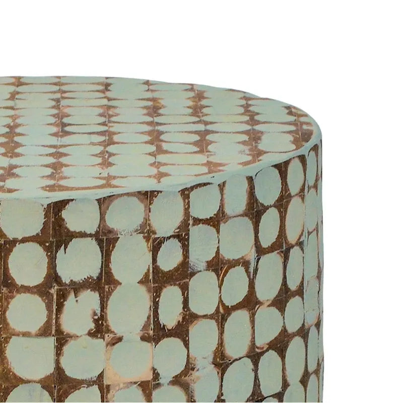 Mesa auxiliar redonda con mosaico de cáscara de coco de