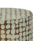 Mesa auxiliar redonda con mosaico de cáscara de coco de