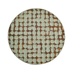 Mesa auxiliar redonda con mosaico de cáscara de coco de