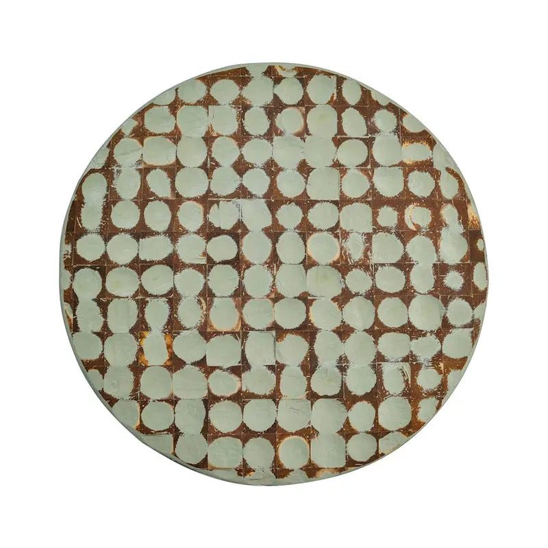 Mesa auxiliar redonda con mosaico de cáscara de coco de
