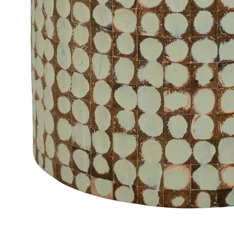 Mesa auxiliar redonda con mosaico de cáscara de coco de