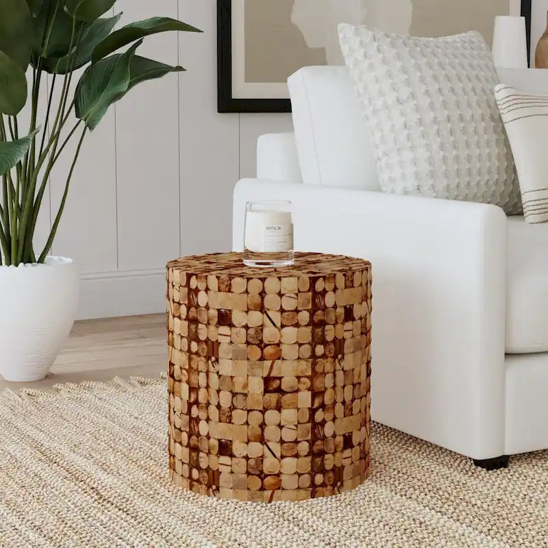 Mesa auxiliar redonda con mosaico de cáscara de coco de