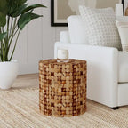 Mesa auxiliar redonda con mosaico de cáscara de coco de