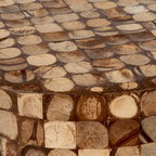 Mesa auxiliar redonda con mosaico de cáscara de coco de