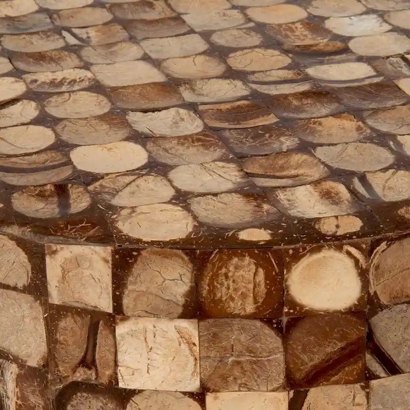 Mesa auxiliar redonda con mosaico de cáscara de coco de