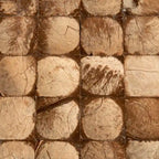 Mesa auxiliar redonda con mosaico de cáscara de coco de