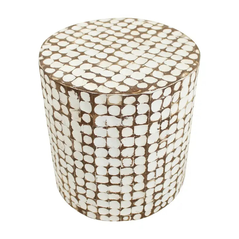 Mesa auxiliar redonda con mosaico de cáscara de coco de
