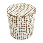 Mesa auxiliar redonda con mosaico de cáscara de coco de
