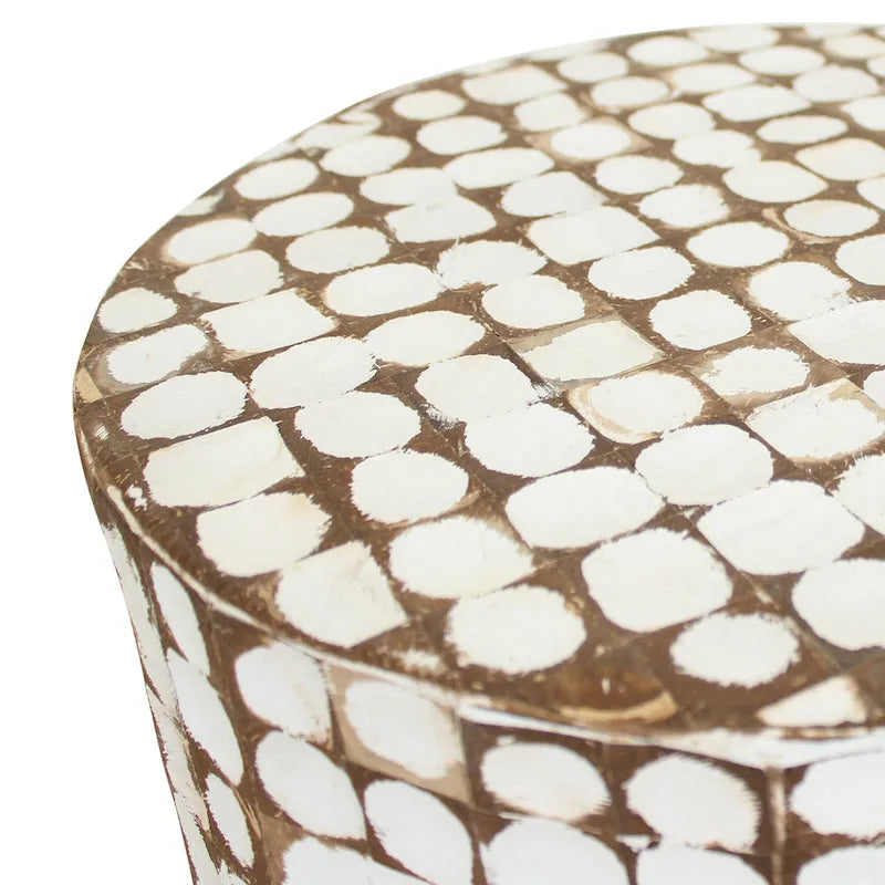 Mesa auxiliar redonda con mosaico de cáscara de coco de