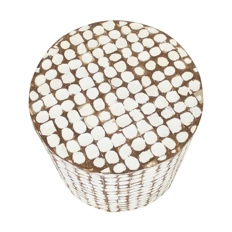 Mesa auxiliar redonda con mosaico de cáscara de coco de