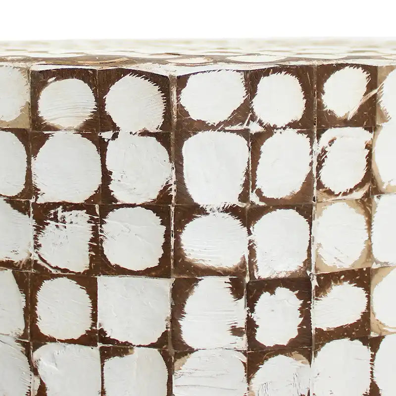 Mesa auxiliar redonda con mosaico de cáscara de coco de