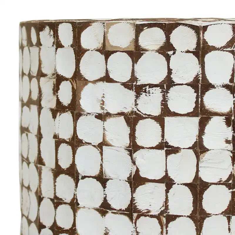 Mesa auxiliar redonda con mosaico de cáscara de coco de