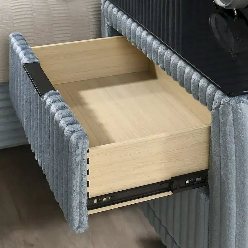 Cama tapizada con paneles de pana ancha Mavela con 2 mesitas de noche y banco, azul