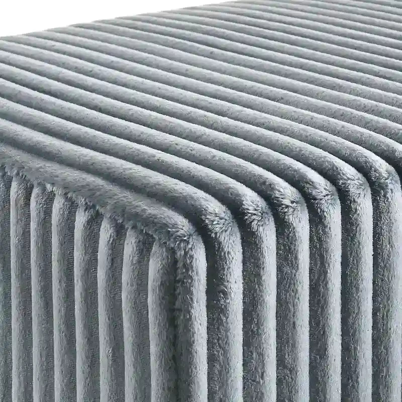 Cama tapizada con paneles de pana ancha Mavela con 2 mesitas de noche y banco, azul