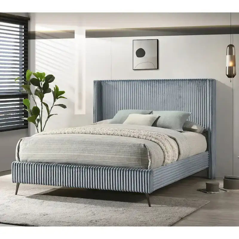 Cama tapizada con paneles de pana ancha Mavela con 2 mesitas de noche y banco, azul